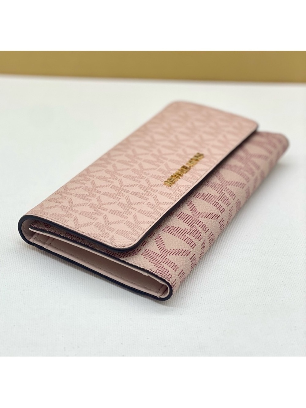Michael Kors Trifold Wallet
Powder Blush Multi